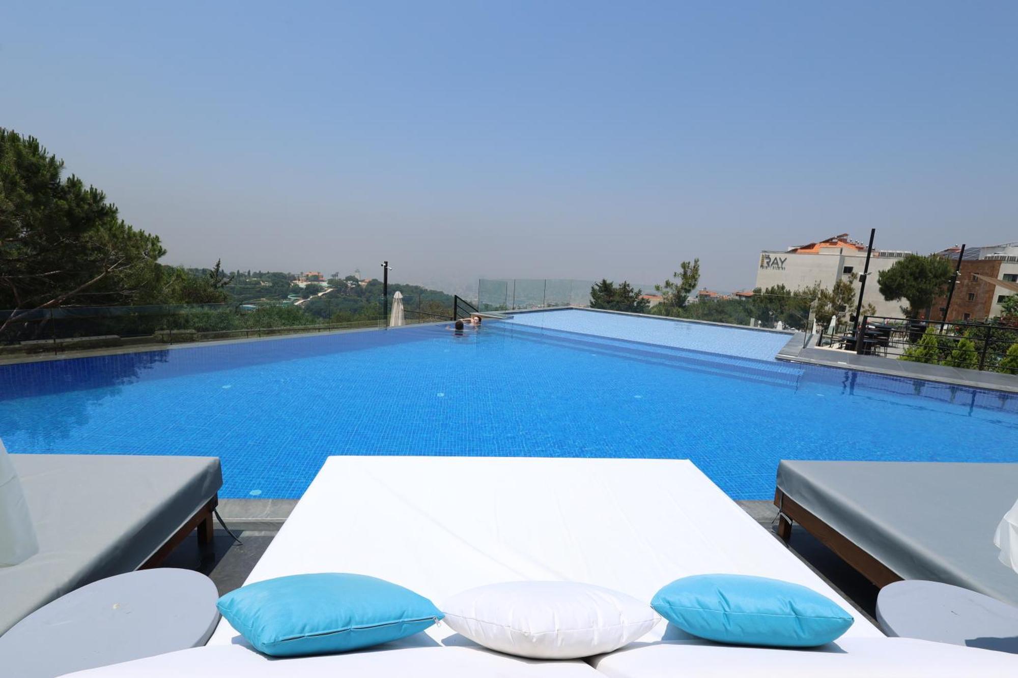 The Ray Hotel And Studios Beirut Exteriör bild